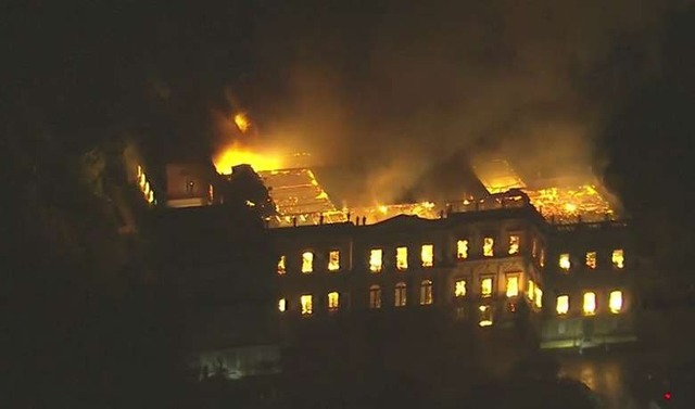 Grande parte do Museu Nacional destruída pelas chamas - Crédito: (Reprodução/TV Globo)