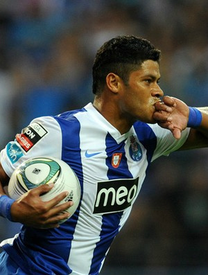 Sem medo de Messi, Porto tenta ser zebra contra o Barça na Supercopa Hulk comemora gol contra o Gil Vicente(Foto: AP)