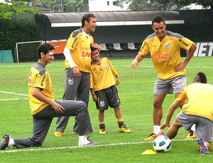 Dodozinho com Ganso, Neymar & Cia. no treino(Foto: Adilson Barros / GLOBOESPORTE.COM)