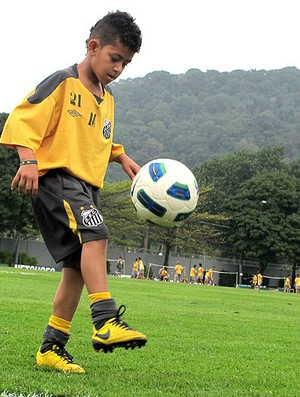 Dodozinho mostrou habilidade no treino do Santos(Foto: Adilson Barros / GLOBOESPORTE.COM)