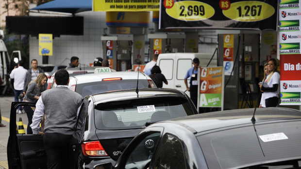 Consumidores vão sentir de imediato o reajuste do preço do combustível (Nelson Antoine/Fotoarena)