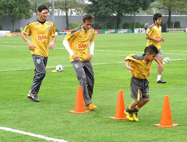 Dodozinho puxa a fila, seguido por Neymar e Ganso (Foto: Adilson Barros / GLOBOESPORTE.COM)