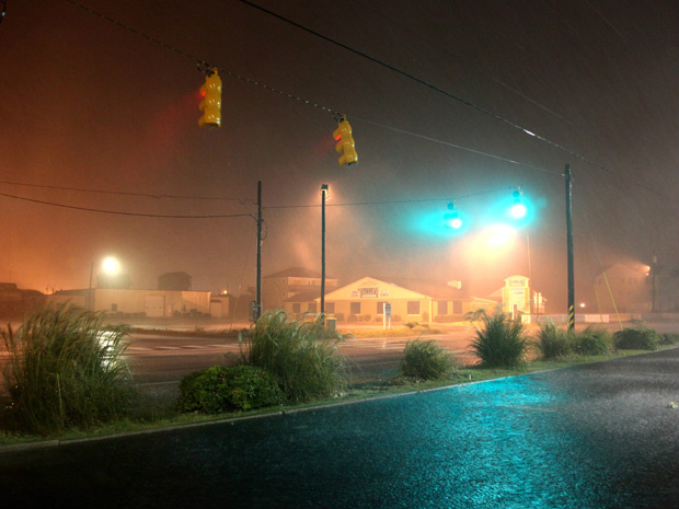 Furacão Irene causou fortes tempestades na Carolina do Norte na madrugada deste sábado (27) (Foto: Robert Ray/AP)