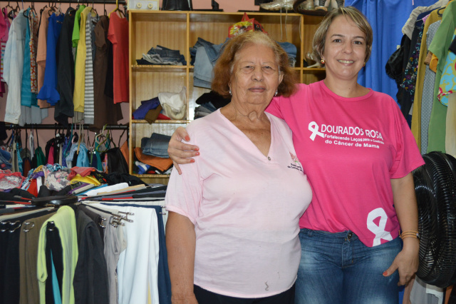 Maria da Silva (81) é a voluntária mais antiga atua no bazar,  ao lado de Silvana Almeida(Rosa), coordenadora da entidade.