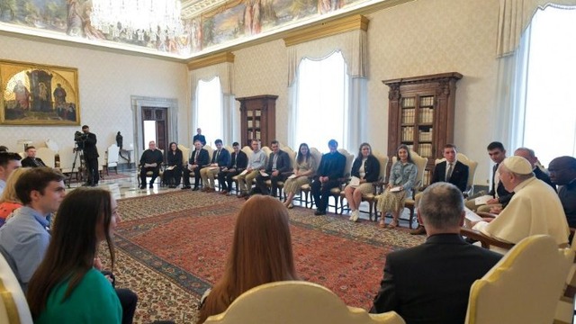 Papa Francisco com estudantes da Irlanda. Crédito: Vatican Media