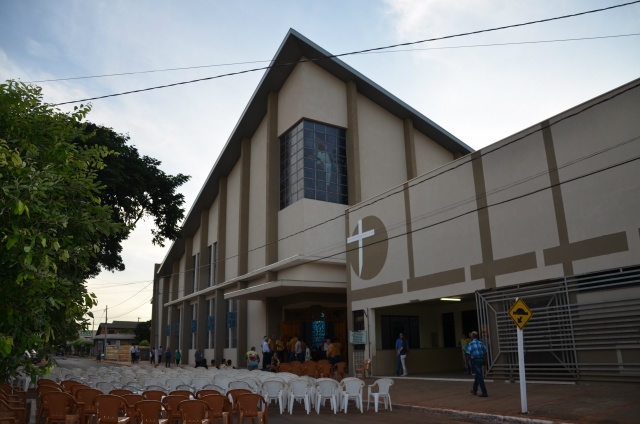 Dom Redovino Inaugura novo templo de igreja em Caarapó