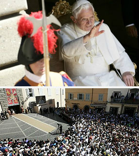 Bento XVI encontra-se com os fiéis reunidos na Piazza della Libertà, em Castel Gandolfo, para a Catequese