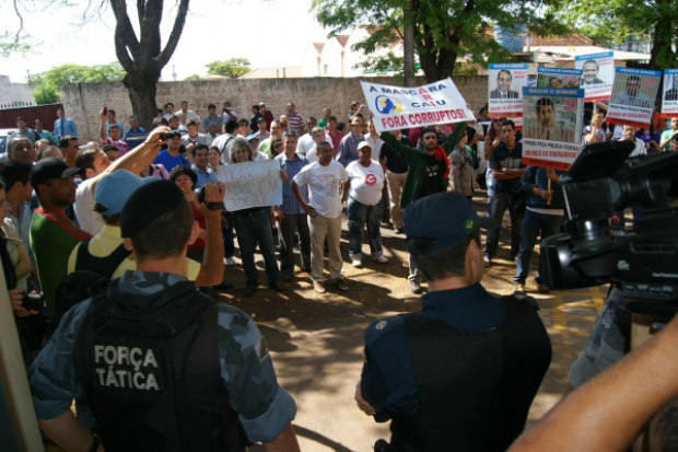 Povo foi para frente da sede da Câmara de Dourados em protesto contra a corrupção (Foto: Hédio Fazan/PROGRESSO)
