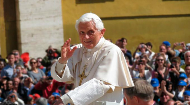 Bento XVI comemora 88 anos e recebe saudação do Papa Francisco