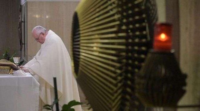 Papa Francisco durante a celebração da Missa na Casa Santa Marta. Crédito: Vatican News