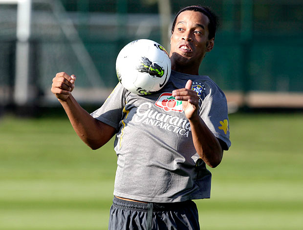 Ronaldinho Gaúcho deve ganhar chance como titular no retorno à Seleção (Foto: Mowa Press)