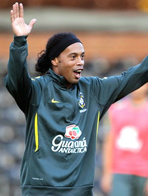 Ronaldinho Gaúcho volta a atuar com a camisa da
Seleção em Londres (Foto: Mowa Press)