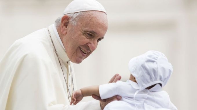 Papa saúda uma criança durante a Audiência Geral. Foto: Marina Testino / ACI Prensa
