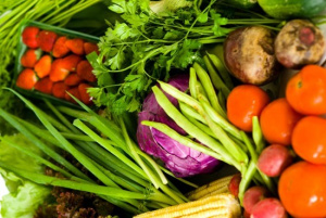 Por meio da Política Nacional de Alimentação e Nutrição, o governo incentiva a população a ter bons hábitos e conscientiza sobre os riscos de doenças causadas pela ingestão prolongada de alguns tipos de produtos