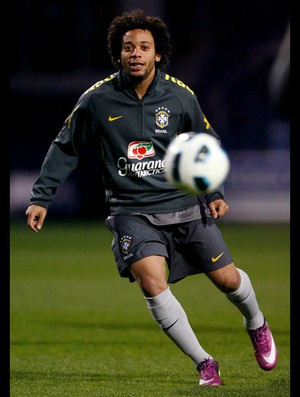 Marcelo, que debutou pela Seleção em Londres,
está de volta conta Gana (Foto: EFE)