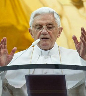 Bento XVI durante discurso que antecede a oração mariana do Angelus, em Castel Gandolfo