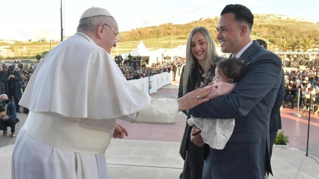 Papa abençoa família em viagem apostólicaPapa abençoa família em viagem apostólica  (Vatican Media)
