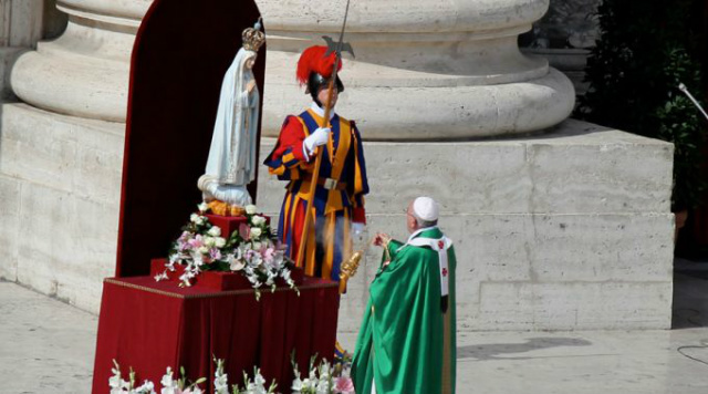 O Papa Francisco venera a imagem peregrina da Virgem de Fátima em 2013. Foto ACI Prensa