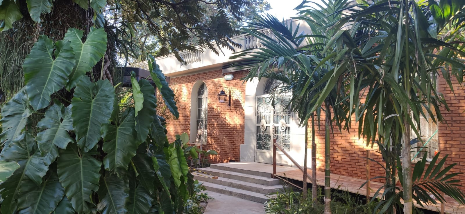 Casa ambientada por estudantes fica localizada na Rua Firmino Vieira de Matos, 1552