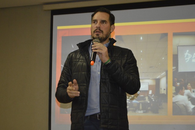 Miguel Cavalcanti,  fundador e CEO da 'AgroTalento', durante palestra na noite de 19/05 em Dourados.