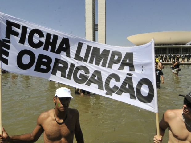 Manifestantes entram no espelho d'água do Congresso pedindo punição de corruptos. Foto - José Cruz/ABr