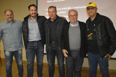 Miguel Cavalcanti, Sr. Osmar Caires, Idenor Machado e produtores rurais do MT.