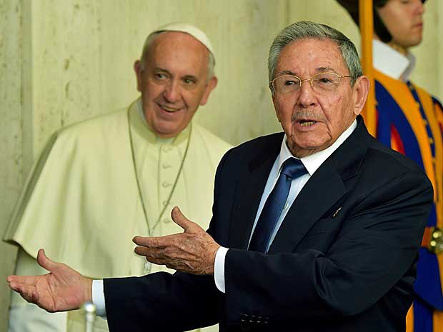 Presidente de Cuba, Raúl Castro, se reuniu com o Papa Francisco no Vaticano. (Foto: Vincenzo Pinto / AFP Photo)