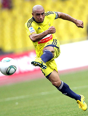 Roberto Carlos em ação pelo Anzhi: lateral achou
nova posição no futebol russo (Foto: EFE)