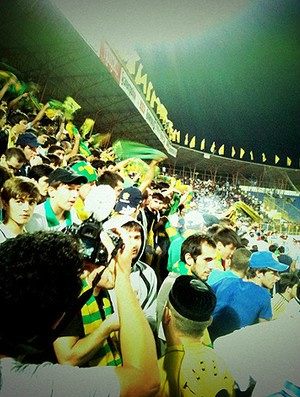 Leondre filma a torcida do Anzhi (Foto: Divulgação)