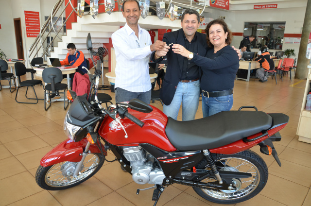 Joaquim de Souza e sua esposa, com a chave da Moto Honda Fan KS 125, contemplado no 4° Show de Prêmios da RC. 