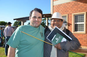 Alcemir Soares, comunicador da Rádio Coração FM com o Pe. Gregório. 