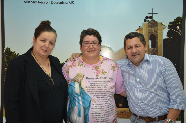 Sra. Edna ao lado de Ozair Sanábria e do jornalista Reynaldo Felix, durante a visita, no projeto 'Amigos do Coração'