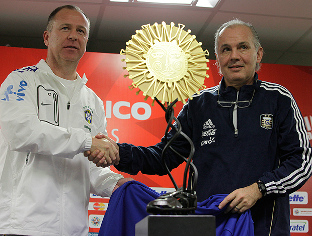 Mano Menezes e Alejandro Sabella apresentam a taça do Superclássico das Américas (Foto: Mowa Press)