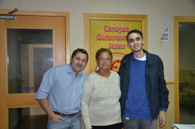 Sra. Maria Gordiana, de Gloria de Dourados, ao lado de Reynaldo Felix e do comunicador Gabriel Fernandes. 
