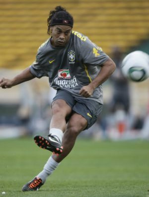Ronaldinho durante o treino da Seleção em
Córdoba, local do duelo desta quarta (Mowa Press)