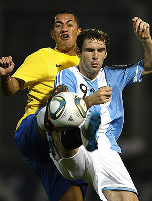 Boselli recebe forte marcação de Ralf (Foto: AFP)