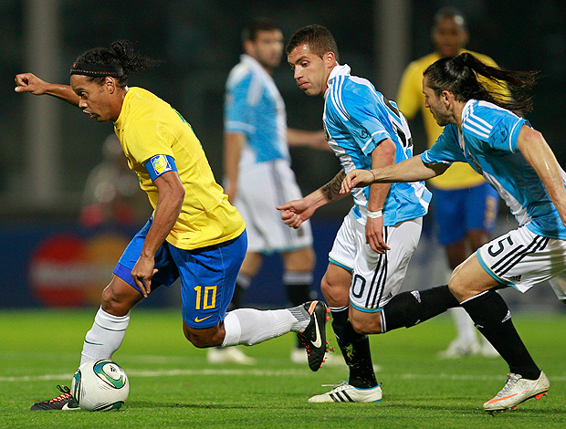 Ronaldinho foi perseguido pela marcação argentina em Córdoba (Foto: AP)