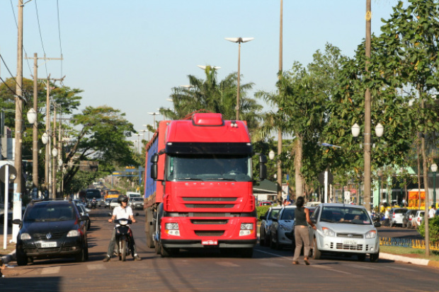 Carretas e caminhões trafegam livremente pela área central de Dourados, dia e noite (Foto: Hédio Fazan/PROGRESSO)