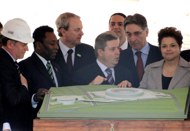 A presidente Dilma Rousseff, em visita às obras do estádio Mineirão, em Belo Horizonte, acompanhada do governador mineiro Antonio Anastasia, do ex-jogador Pelé e do ministro Fernando Pimentel. Os operários da obra fizeram greve nesta sexta (16), durante a visita de Dilma, em protesto por aumento salarial (Foto: Humberto Trajano / G1 MG)