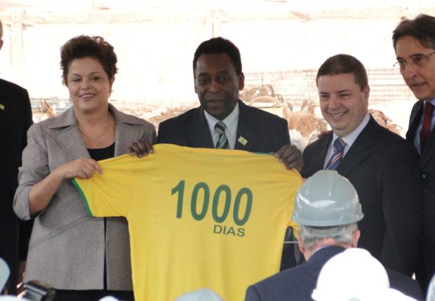 A presidente Dilma ao lado do ex-jogador Pelé em visita a obras do Mineirão (Foto: Humberto Trajano / G1 MG)