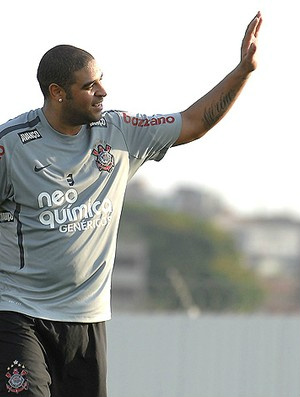 A estreia começa a se aproximar e Adriano vai ficando
animado com a recuperação  (Foto: Ag. Estado)