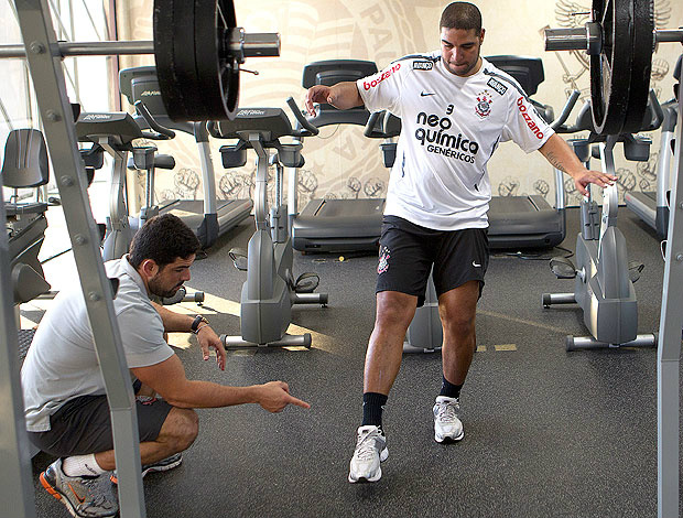Adriano tem treinado em dois períodos no Corinthians, exceto às segundas e sábados (Foto: Ag. Estado)