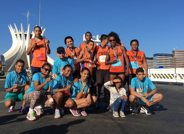 Divulgação | Atletas do projeto “Correndo atrás de um sonho” participam de corrida, em Brasília