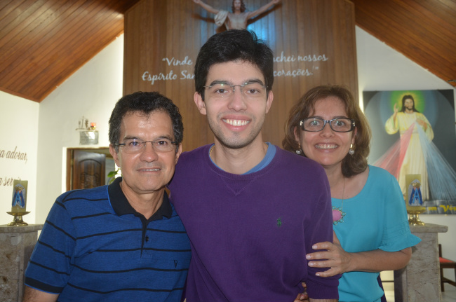 Renato, com seus pais Ramão e Marizete. Foto: Estanislau Sanabria