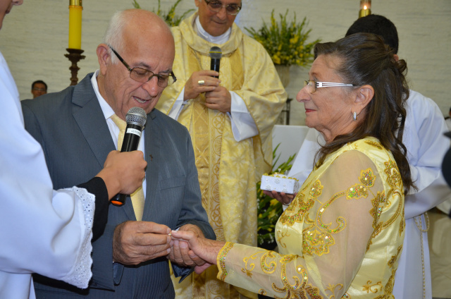 Diácono Nilson Domingos e Maria Estela, celebrando os 50 anos de matrimônio.