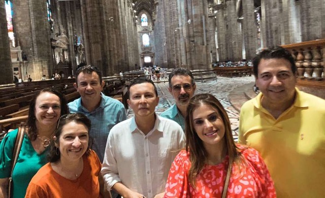 A advogada Mara Piccinelli (à esquerda, de verde), com os demais membros da delegação brasileira, em Roma. Foto: Arquivo pessoal padre Crispim Guimarães