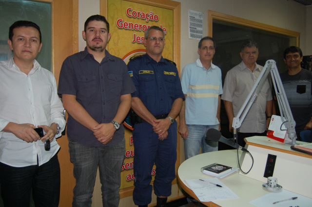 Pe. Crispim com os convidados que debateram o trânsito em Dourados no programas 'Ponto de Vista'