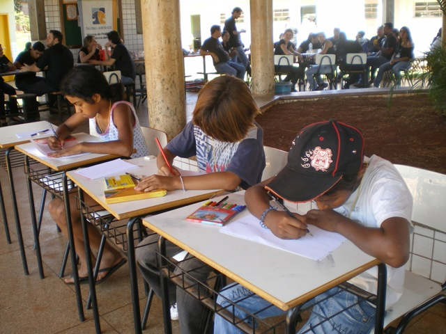 Uma das atividades oferecidas é a oficina que transforma crianças em repórteres por um dia