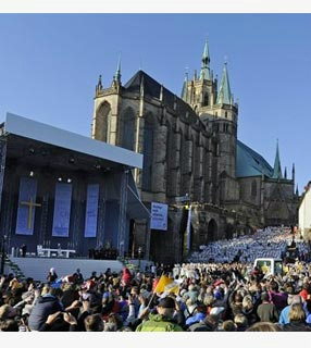 Bento XVI chega à Praça da Catedral de Erfurt para presidir a Santa Missa