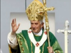 Bento XVI recita a oração mariana do Angelus após missa em Friburgo, na Alemanha